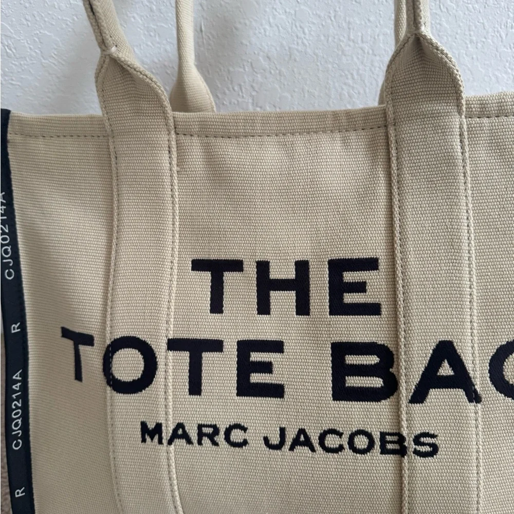 Marc Jacobs THE JACQUARD
LARGE TOTE BAG - Picture 6 of 10